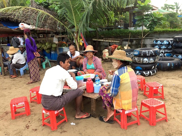 Ở một vùng biển khác, buổi sáng miền biển, những người Myanmar trò chuyện với nhau bên quán ăn - Ảnh: Bông Mai