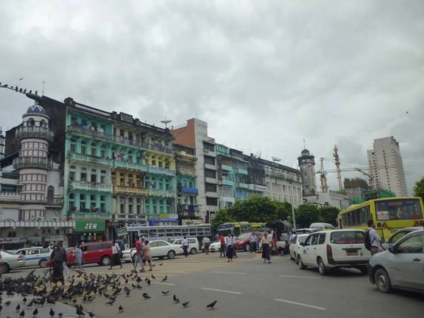 Vì nền kinh tế Myanmar mới mở cửa vào năm 2013, giao thông nước này chưa thực thuận tiện cho du khách. Vé máy bay nội địa khá đắt, hầu hết là hơn 100 USD cho một chặng bay. Hiện nay, giá vé máy bay ra vào Myanmar bình thường vẫn đắt so với các nước láng giềng, nhưng cũng có vé máy bay giá rẻ của AirAsia, Vietnam Airlines hay Vietjet Air.