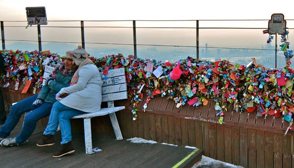 Tháp N Seoul Tower trở thành biểu tượng của Seoul kể từ khi mở cửa lần đầu tiên năm 1980 Tháp N Seoul Tower trở thành biểu tượng của Seoul kể từ khi mở cửa lần đầu tiên năm 1980