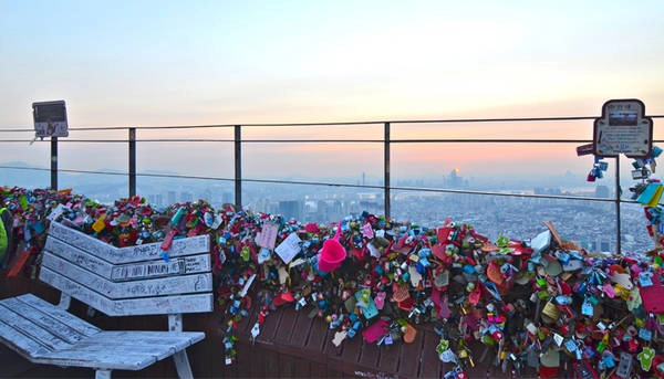 Hàng rào khóa tình yêu trên tháp truyền hình N Seoul Tower được khách du lịch quốc tế bầu chọn là địa điểm thú vị nhất ở thủ đô. Hàng rào khóa tình yêu trên tháp truyền hình N Seoul Tower được khách du lịch quốc tế bầu chọn là địa điểm thú vị nhất ở thủ đô.