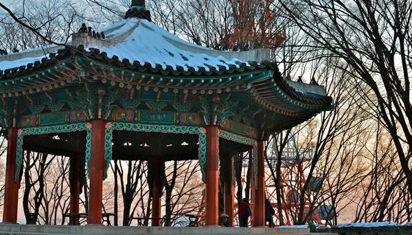 Hiện nay N Seoul là không gian văn hóa nổi tiếng với những buổi biểu diễn, chiếu phim, các cuộc triển lãm. Ở đây còn có chuỗi nhà hàng cao cấp và các quán bán đồ ăn nhẹ phục vụ du khách. Hiện nay N Seoul là không gian văn hóa nổi tiếng với những buổi biểu diễn, chiếu phim, các cuộc triển lãm. Ở đây còn có chuỗi nhà hàng cao cấp và các quán bán đồ ăn nhẹ phục vụ du khách.