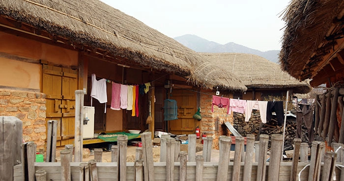 Người dân vẫn giữ nét văn hóa cũ, sân nhà, đường phố không tráng xi măng mà vẫn để nền đất và quét rác mỗi ngày. Họ vẫn gom củi để sưởi ấm vào mùa đông thay vì sử dụng máy sưởi. Khung cảnh ở đây rất thanh bình, tách biệt với một Hàn Quốc hiện đại, phát triển. Người dân vẫn giữ nét văn hóa cũ, sân nhà, đường phố không tráng xi măng mà vẫn để nền đất và quét rác mỗi ngày. Họ vẫn gom củi để sưởi ấm vào mùa đông thay vì sử dụng máy sưởi. Khung cảnh ở đây rất thanh bình, tách biệt với một Hàn Quốc hiện đại, phát triển.