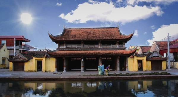Trong làng có chùa Keo Hành Thiện trên 400 năm tuổi. Đây là một trong những ngôi chùa nổi tiếng nhất Nam Định, kiến trúc đẹp và nổi tiếng linh thiêng, một điểm dừng chân tuyệt vời trước khi kết thúc chuyến hành trình khám phá thành Nam. Trong làng có chùa Keo Hành Thiện trên 400 năm tuổi. Đây là một trong những ngôi chùa nổi tiếng nhất Nam Định, kiến trúc đẹp và nổi tiếng linh thiêng, một điểm dừng chân tuyệt vời trước khi kết thúc chuyến hành trình khám phá thành Nam.