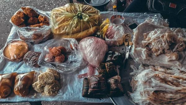 Tiếp tục hành trình, bạn có thể ghé qua chợ Bến - một trong những chợ lớn nhất huyện Giao Thủy để thưởng thức những đặc sản của một phiên chợ miền biển. Nem nắm - đặc sản Giao Thủy - là một trong những món ăn không thể bỏ qua. Tiếp tục hành trình, bạn có thể ghé qua chợ Bến - một trong những chợ lớn nhất huyện Giao Thủy để thưởng thức những đặc sản của một phiên chợ miền biển. Nem nắm - đặc sản Giao Thủy - là một trong những món ăn không thể bỏ qua.