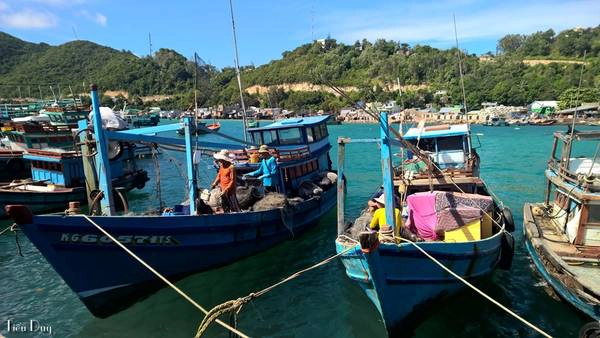 Để đến Nam Du, bạn phải mất 6 tiếng đi xe giường nằm từ Sài Gòn đến Rạch Giá, sau đó từ Rạch Giá đi tàu cao tốc thêm 2 tiếng rưỡi nữa mới đến được quần đảo Nam Du. Tàu sẽ cập bến ở Hòn Lớn là hòn đảo lớn nhất trong 21 đảo thuộc quần đảo Nam Du. Để đến Nam Du, bạn phải mất 6 tiếng đi xe giường nằm từ Sài Gòn đến Rạch Giá, sau đó từ Rạch Giá đi tàu cao tốc thêm 2 tiếng rưỡi nữa mới đến được quần đảo Nam Du. Tàu sẽ cập bến ở Hòn Lớn là hòn đảo lớn nhất trong 21 đảo thuộc quần đảo Nam Du.