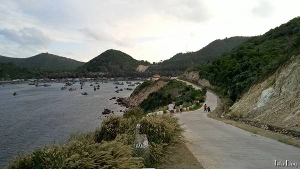 Đến bãi Ngự, khung cảnh càng choáng ngợp hơn bởi sự kết hợp quá đỗi tuyệt vời giữa núi và biển. Đây là bãi duy nhất ở Nam Du quanh năm êm sóng. Tương truyền trên đường qua Xiêm, vua Gia Long đã dừng lại đây nên khu vực này có tên là bãi Ngự. Mùa khô, bãi này vẫn đầy đủ nước ngọt trong khi các khu vực khác thiếu nước trầm trọng. Ngoài khám phá làng chài ở bãi Ngự, bạn cũng đừng bỏ qua giếng Ngự và bãi Hai Cô Tiên vô cùng thơ mộng. Đến bãi Ngự, khung cảnh càng choáng ngợp hơn bởi sự kết hợp quá đỗi tuyệt vời giữa núi và biển. Đây là bãi duy nhất ở Nam Du quanh năm êm sóng. Tương truyền trên đường qua Xiêm, vua Gia Long đã dừng lại đây nên khu vực này có tên là bãi Ngự. Mùa khô, bãi này vẫn đầy đủ nước ngọt trong khi các khu vực khác thiếu nước trầm trọng. Ngoài khám phá làng chài ở bãi Ngự, bạn cũng đừng bỏ qua giếng Ngự và bãi Hai Cô Tiên vô cùng thơ mộng.