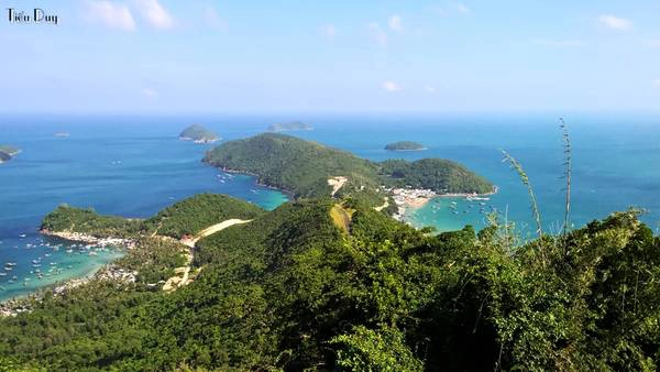 Toàn cảnh Nam Du khi nhìn từ ngọn hải đăng. Đây gần như là nơi có tầm nhìn bao quát nhất và đẹp nhất ở Nam Du. Để lên được đây, bạn hãy xin phép các chú ở biên phòng ngay dưới chân hải đăng sẽ được các chú cho phép. Không nên lẳng lặng đi vào, nếu không may mắn sẽ bị mời ra ngoài. Toàn cảnh Nam Du khi nhìn từ ngọn hải đăng. Đây gần như là nơi có tầm nhìn bao quát nhất và đẹp nhất ở Nam Du. Để lên được đây, bạn hãy xin phép các chú ở biên phòng ngay dưới chân hải đăng sẽ được các chú cho phép. Không nên lẳng lặng đi vào, nếu không may mắn sẽ bị mời ra ngoài.