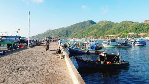  Những điểm tham quan nổi tiếng trên quần đảo Nam Du là Hòn Ngang, Hòn Mấu, Hai Bờ Đập, Bãi Cây Mến. Ngoài ra còn có bãi Đá Đen, bãi Nồm, bãi Đá Trắng thơ mộng với những bãi cát trắng sạch trải dài và nước biển trong xanh.