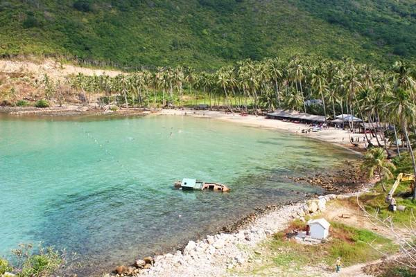 Từ khu vực bãi Ngự, du khách đi thêm khoảng 4 km nữa sẽ tới bãi Mến (bãi cây Mến). Đây là bãi biển đẹp nhất trên đảo Củ Tron. Nằm gọn trong một vùng biển ăn sâu vào đất liền, bãi Mến khá lặng sóng thích hợp cho du khách thỏa sức tắm biển. Từ khu vực bãi Ngự, du khách đi thêm khoảng 4 km nữa sẽ tới bãi Mến (bãi cây Mến). Đây là bãi biển đẹp nhất trên đảo Củ Tron. Nằm gọn trong một vùng biển ăn sâu vào đất liền, bãi Mến khá lặng sóng thích hợp cho du khách thỏa sức tắm biển.