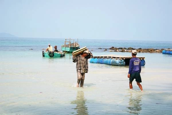 Những người dân trên hòn Mấu phải vận chuyển đồ đạc, hàng hóa từ đảo chính tới. Trẻ em trên đảo khó khăn khi phải đi thuyền vào đảo Củ Tron để đến trường, nên có tình trạng trẻ em không được đi học hoặc bỏ học. Những người dân trên hòn Mấu phải vận chuyển đồ đạc, hàng hóa từ đảo chính tới. Trẻ em trên đảo khó khăn khi phải đi thuyền vào đảo Củ Tron để đến trường, nên có tình trạng trẻ em không được đi học hoặc bỏ học.