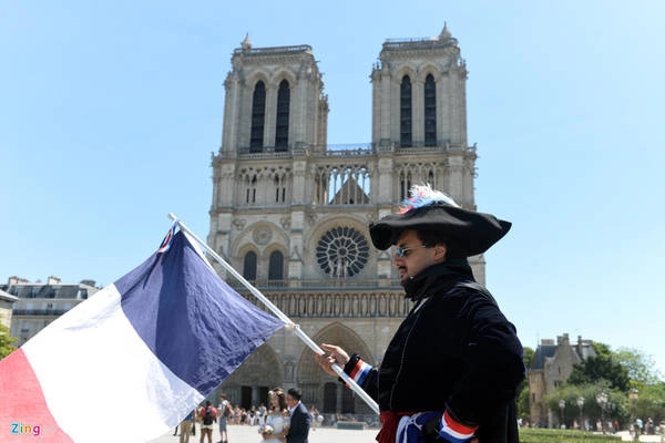 Nhà thờ Đức Bà là một trong những điểm thu hút du khách tại Paris. Tại đây có những "nghệ sĩ đường phố" ăn mặc nhiều phong cách, xin tiền du khách và chụp ảnh. Chỉ cần bỏ một vài xu vào chiếc hộp dưới chân, bạn sẽ được thoải mái chụp ảnh cùng người đàn ông này.