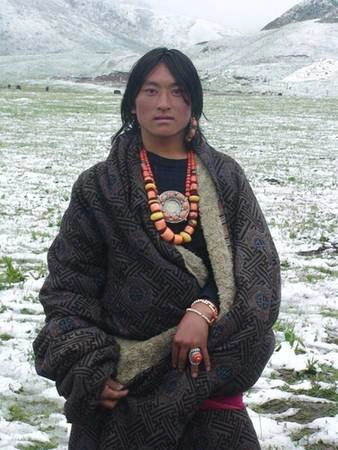 Trong các làng ở Nepal, áo truyền thống của đàn ông Sherpa là một áo choàng dài tay gọi là chhuba Trong các làng ở Nepal, áo truyền thống của đàn ông Sherpa là một áo choàng dài tay gọi là chhuba