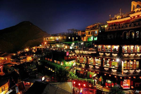 <strong>Làng cổ Cửu Phần (Jiufen). </strong>Ngôi làng nằm trên núi Keelung của Đài Loan, cách thủ đô Đài Bắc tầm 50km. Làng được xây dọc theo sườn núi gồm 4 lớp kiến trúc chia theo độ cao. Làng tên Cửu Phần bởi trước đây nơi này chỉ có 9 gia đình sinh sống. Mỗi khi mua hàng chuyển từ dưới núi lên họ đều đặt 9 phần cho mỗi sản phẩm. Dần dà Cửu Phần đã trở thành tên gọi của ngôi làng và nay trở thành điểm du lịch nổi tiếng của Đài Loan. Ảnh: Ifeng <strong>Làng cổ Cửu Phần (Jiufen). </strong>Ngôi làng nằm trên núi Keelung của Đài Loan, cách thủ đô Đài Bắc tầm 50km. Làng được xây dọc theo sườn núi gồm 4 lớp kiến trúc chia theo độ cao. Làng tên Cửu Phần bởi trước đây nơi này chỉ có 9 gia đình sinh sống. Mỗi khi mua hàng chuyển từ dưới núi lên họ đều đặt 9 phần cho mỗi sản phẩm. Dần dà Cửu Phần đã trở thành tên gọi của ngôi làng và nay trở thành điểm du lịch nổi tiếng của Đài Loan. Ảnh: Ifeng