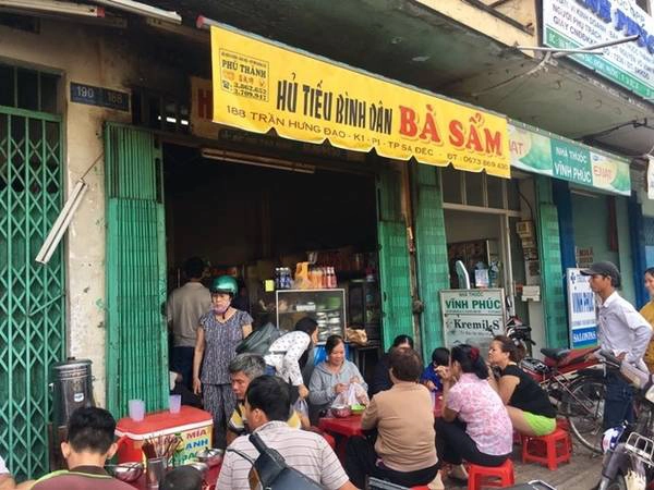 Hủ tiếu bà Sẩm, Đồng Tháp Ai đến TP Sa Đéc đều khó lòng bỏ lỡ quán hủ tiếu "rẻ nhất miền Tây" này. Bà Sẩm mở quán hủ tiếu bình dân năm 1968, đến nay gần 50 năm, khi bà mất đi, con gái và cháu kế nghiệp đứng quán. Quán nhỏ chỉ khoảng 20 m2, khi kín bàn trong nhà thì khách ngồi ra trước cửa. Ảnh: Phuc Dav.