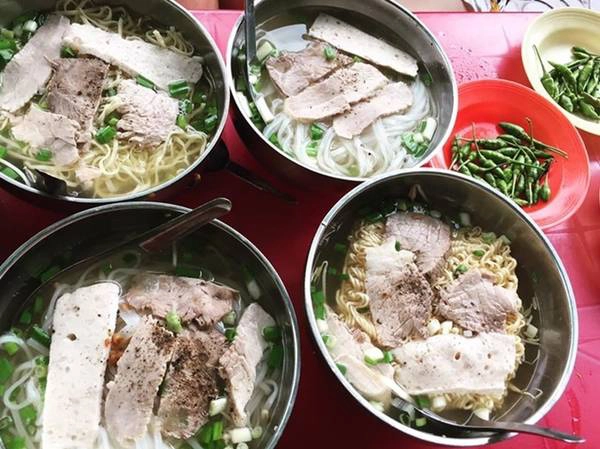 Nước dùng là xương hầm với khô mực và thịt. Bánh hủ tiếu Sa Đéc cọng to, màu trắng sữa được chế biến từ loại bột gạo dẻo thơm xứ Đồng Tháp Mười. Quán cũng có làm thêm mì nếu thực khách yêu cầu. Giá một tô là 6.000 đồng, tô đặc biệt là 10.000 đồng. Ảnh: Phúc Nguyễn.
