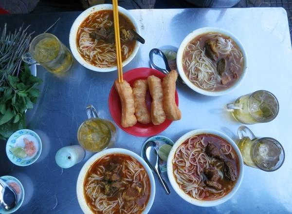 Bún bò cay Bạc Liêu Quán bún bò cay trên đường Cao Văn Lầu có tuổi đời gần 30 năm, đã đổi địa chỉ mấy lần nhưng đến đâu khách theo đến đấy. Du khách nơi khác đến thường bất ngờ khi chủ quán mang ra tô bún có màu vàng sẫm, những sợi bún lấp ló cạnh mấy khúc thịt bò dậy vị cay cay. Màu vàng và vị cay là do thịt bắp bò, gân bò ướp với nước cam vắt, dầu điều, bột nghệ, gừng, tỏi, hạt cà-ri băm nhuyễn, khi nấu cho thêm ớt sừng trâu giã nhuyễn. Bạn có thể gọi loại ít cay cho dễ ăn. Giá một tô là 30.000 đồng. Ảnh: Thanh Tuyết.