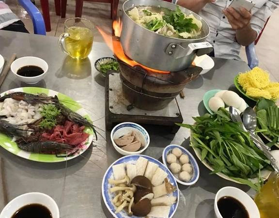 Lẩu Tài Có, Vĩnh Long Đây được coi là quán lẩu lâu đời nhất Vĩnh Long, do ông Lữ Thiếu Phan, người Hoa từ Quảng Đông di cư đến đây. Ông Phan là con trai cả trong nhà, anh cả tiếng Hoa là "tài có", nên lấy đặt cho tên quán. Thực đơn của quán có năm món: giò heo giả cầy, lẩu cá chẽm, lẩu bỏ, bò xào và tôm nướng. Trong đó món giò heo giả cầy được bán đầu tiên, từ năm 1982. Chân giò được chế biến theo kiểu người Hoa, thui rơm, cắt khoanh sau đó xào với sả và nhiều gia vị khác, không bỏ thêm mắm tôm; khi ăn chấm với chao. Sau này, món lẩu cá chẽm và lẩu bò của quán cũng trở nên nổi tiếng, nước dùng thoang thoảng vị thuốc bắc. Giá một nồi lẩu từ 260.000 đồng. Ảnh: Trinh Lê.