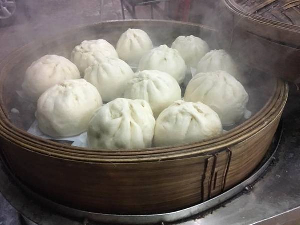 Ngoài ra, món bánh bao cũng được nhiều người yêu thích. Giá 13.000 đồng một cái. Ảnh: Trinh Lê.