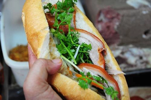 Bánh mì Hòa Mã  Tiệm bánh lâu đời được coi là ký ức ẩm thực Sài Gòn của nhiều người. Ở hẻm 53 Cao Thắng, quận 3, vào mỗi buổi sáng, rất nhiều người tìm đến đây, ngồi trên những chiếc ghế cũ kỹ chờ đến lượt phục vụ. Ảnh: Huấn Phan.