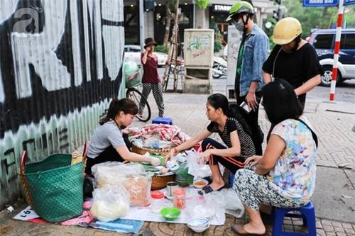 Xôi xéo Hàng Bài  Gánh xôi sáng đã quen thuộc với người dân khu Hàng Bài hơn 20 năm qua. Nằm ở góc ngã tư Hàng Bài - Lý Thường Kiệt, gánh xôi của chị Mây gồm hai thúng lớn, một chiếc làn với vài túi đựng hàng. Khách hàng mua ăn kịp giờ đi học, đi làm, đông nhất vào tầm 7h.  Ảnh: ttol.