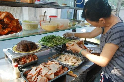 Xe bánh mì Bảy Hổ Gần 80 năm trước, ông Trần Văn Hậu quê gốc ở tỉnh Hà Nam Ninh (cũ) bán món bánh mì kẹp thịt, pate và chả lụa ở con đường nhỏ Huỳnh Khương Ninh, quận 1, lấy tên là Bảy Hổ. Qua ba thế hệ, món bánh mì ở đây vẫn luôn hút khách do thịt, chả, pate đều được nhà làm theo công thức gia truyền. Riêng pate vừa hấp vừa nướng nên cho vị ngậy đặc trưng hòa hợp với nhân ổ bánh. Ảnh: Khánh Ly. Xe bánh mì Bảy Hổ Gần 80 năm trước, ông Trần Văn Hậu quê gốc ở tỉnh Hà Nam Ninh (cũ) bán món bánh mì kẹp thịt, pate và chả lụa ở con đường nhỏ Huỳnh Khương Ninh, quận 1, lấy tên là Bảy Hổ. Qua ba thế hệ, món bánh mì ở đây vẫn luôn hút khách do thịt, chả, pate đều được nhà làm theo công thức gia truyền. Riêng pate vừa hấp vừa nướng nên cho vị ngậy đặc trưng hòa hợp với nhân ổ bánh. Ảnh: Khánh Ly.