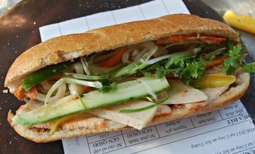 Nguyên liệu được chuẩn bị gần sát giờ mở bán để món ăn đến tay khách ngon và nóng hổi nhất. Giá một ổ bánh mì từ 12.000 đồng tùy nhân. Trước đây quán chỉ bán buổi chiều, vài năm gần đây đã bán thêm buổi sáng để đáp ứng nhu cầu của khách. Ảnh: Khánh Ly. nam-xe-hang-rong-lau-doi-hut-khach-o-quan-1Nguyên liệu được chuẩn bị gần sát giờ mở bán để món ăn đến tay khách ngon và nóng hổi nhất. Giá một ổ bánh mì từ 12.000 đồng tùy nhân. Trước đây quán chỉ bán buổi chiều, vài năm gần đây đã bán thêm buổi sáng để đáp ứng nhu cầu của khách. Ảnh: Khánh Ly.-ivivu-2