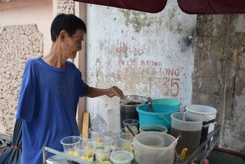 Xe chè Dương Quá Trên đường Nguyễn Văn Thủ có một xe chè nhỏ luôn tấp nập khách mỗi buổi trưa. 30 năm qua, ông Thể dậy sớm nấu chè đậu, chè củ năng, sương sa hạt lựu, bánh flan… , khoảng 10h thì đẩy xe chè ra góc đường bán. Ảnh: Thanh Tuyết. Xe chè Dương Quá Trên đường Nguyễn Văn Thủ có một xe chè nhỏ luôn tấp nập khách mỗi buổi trưa. 30 năm qua, ông Thể dậy sớm nấu chè đậu, chè củ năng, sương sa hạt lựu, bánh flan… , khoảng 10h thì đẩy xe chè ra góc đường bán. Ảnh: Thanh Tuyết.