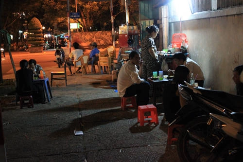 Xe bột chiên Phùng Khắc Khoan Đúng 16h, một xe bột chiên được đẩy ra góc đường Phùng Khắc Khoan cho dù hôm đó nắng hay mưa. Chủ nhân là một đôi vợ chồng già ngoài 60 tuổi, hai ông bà đã gắn bó với xe bột chiên suốt gần 30 năm qua. Ảnh: Huấn Phan. Xe bột chiên Phùng Khắc Khoan Đúng 16h, một xe bột chiên được đẩy ra góc đường Phùng Khắc Khoan cho dù hôm đó nắng hay mưa. Chủ nhân là một đôi vợ chồng già ngoài 60 tuổi, hai ông bà đã gắn bó với xe bột chiên suốt gần 30 năm qua. Ảnh: Huấn Phan.