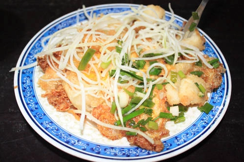 Bột chiên ở đây có đầy đủ các thành phần như bột chiên, trứng, đu đủ bào sợi và nước tương. Tuy nhiên, những miếng bột dùng để chiên được pha với một công thức riêng nên bột chiên xong có màu trắng đục, giòn bên ngoài, bên trong mềm nhưng không bở. Xe bột chiên bắt đầu bán từ 16h đến khoảng 23h, mỗi đĩa bột chiên ở đây có giá từ 15.000 đồng. Ảnh: Huấn Phan. Bột chiên ở đây có đầy đủ các thành phần như bột chiên, trứng, đu đủ bào sợi và nước tương. Tuy nhiên, những miếng bột dùng để chiên được pha với một công thức riêng nên bột chiên xong có màu trắng đục, giòn bên ngoài, bên trong mềm nhưng không bở. Xe bột chiên bắt đầu bán từ 16h đến khoảng 23h, mỗi đĩa bột chiên ở đây có giá từ 15.000 đồng. Ảnh: Huấn Phan.