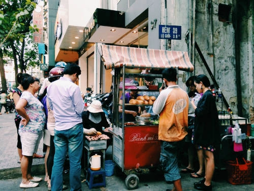 Bánh mì hẻm Nguyễn Trãi Tầm 17h-18h, trong con hẻm nhỏ trên đường Nguyễn Trãi là xe hàng bán duy nhất món bánh mì thịt nướng, đông khách vây quanh, có nhiều du khách nước ngoài. Người bán nhanh tay nướng những viên thịt trên bếp than nhỏ, rồi cho vào bánh cùng rau dưa, ớt. Hẻm không có chỗ để xe, có người phải gửi xe ở xa và đi bộ lại. Ảnh: Huỳnh Duyên. Bánh mì hẻm Nguyễn Trãi Tầm 17h-18h, trong con hẻm nhỏ trên đường Nguyễn Trãi là xe hàng bán duy nhất món bánh mì thịt nướng, đông khách vây quanh, có nhiều du khách nước ngoài. Người bán nhanh tay nướng những viên thịt trên bếp than nhỏ, rồi cho vào bánh cùng rau dưa, ớt. Hẻm không có chỗ để xe, có người phải gửi xe ở xa và đi bộ lại. Ảnh: Huỳnh Duyên.