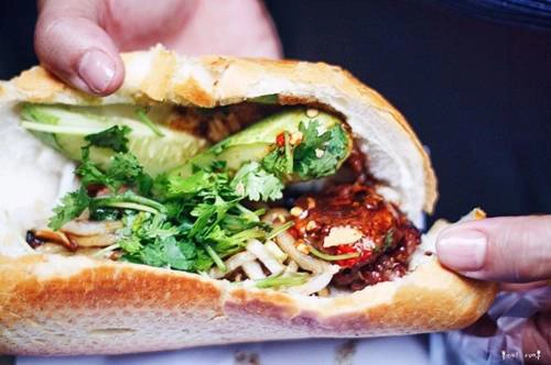 Chất lượng thịt nướng được đánh giá là ngon, đậm đà.. Xếp hàng, đợi nửa tiếng để có được món ăn là chuyện bình thường ở quán này. Và nếu bạn lên tiếng phàn nàn, sẽ nhận lại thái độ từ chủ quán, nên ở đây còn được gọi là bánh mì “chảnh” nhất Sài Gòn. Một ổ bánh mì có giá 18.000 đồng. Ảnh: Eatwitheva. Chất lượng thịt nướng được đánh giá là ngon, đậm đà.. Xếp hàng, đợi nửa tiếng để có được món ăn là chuyện bình thường ở quán này. Và nếu bạn lên tiếng phàn nàn, sẽ nhận lại thái độ từ chủ quán, nên ở đây còn được gọi là bánh mì “chảnh” nhất Sài Gòn. Một ổ bánh mì có giá 18.000 đồng. Ảnh: Eatwitheva.