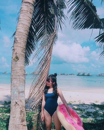 Cô nàng biên tập viên chia sẻ nhiều trải nghiệm thực tế của mình như không nên mua tour câu cá - ăn trưa trên thuyền và lặn ngắm san hô bởi mất khá nhiều thời gian, hơn nữa lại khá đơn điệu, ngắm san hô ở khu vực nhiều rác. Đổi lại, bạn nên mua tour khám phá các đảo như đảo Móng Tay, hòn Thơm... phong cảnh rất tuyệt vời. Cô nàng biên tập viên chia sẻ nhiều trải nghiệm thực tế của mình như không nên mua tour câu cá - ăn trưa trên thuyền và lặn ngắm san hô bởi mất khá nhiều thời gian, hơn nữa lại khá đơn điệu, ngắm san hô ở khu vực nhiều rác. Đổi lại, bạn nên mua tour khám phá các đảo như đảo Móng Tay, hòn Thơm... phong cảnh rất tuyệt vời.