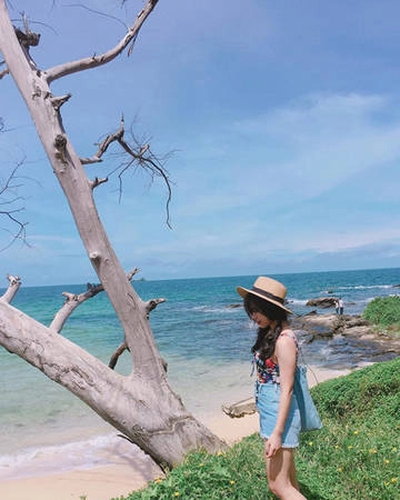 Một địa điểm khác không nên bỏ qua là mũi Gành Dầu - đầu phía bắc của Phú Quốc, từ đây có thể nhìn thấy đảo của Campuchia. "Chỗ này đẹp, các bạn nên đi, dù đường ra nó hơi bẩn. Đá rêu trơn các bạn đi lại cẩn thận nhé! Có cây khô ngay ngoài đường vào, nhớ chụp ảnh ở đây nhé", Nhung chia sẻ. Một địa điểm khác không nên bỏ qua là mũi Gành Dầu - đầu phía bắc của Phú Quốc, từ đây có thể nhìn thấy đảo của Campuchia. "Chỗ này đẹp, các bạn nên đi, dù đường ra nó hơi bẩn. Đá rêu trơn các bạn đi lại cẩn thận nhé! Có cây khô ngay ngoài đường vào, nhớ chụp ảnh ở đây nhé", Nhung chia sẻ.