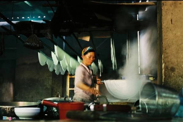 Hà Giang có nét đặc biệt là bánh phở được tráng ngay tại hàng bán, quy trình khép kín từ lúc tráng, thái bánh và nấu phở. Hà Giang có nét đặc biệt là bánh phở được tráng ngay tại hàng bán, quy trình khép kín từ lúc tráng, thái bánh và nấu phở.