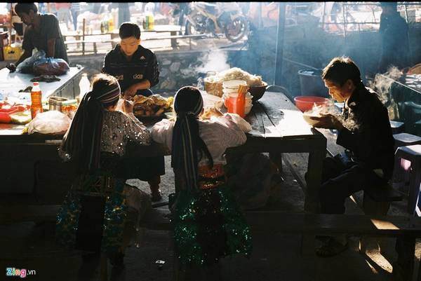 Đồ ăn thức uống nóng hổi, hấp dẫn thực khách. Đồ ăn thức uống nóng hổi, hấp dẫn thực khách.