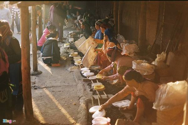 Bánh ngô, bánh tam giác mạch nướng thơm ngon ở chợ Đồng Văn. Bánh ngô, bánh tam giác mạch nướng thơm ngon ở chợ Đồng Văn.