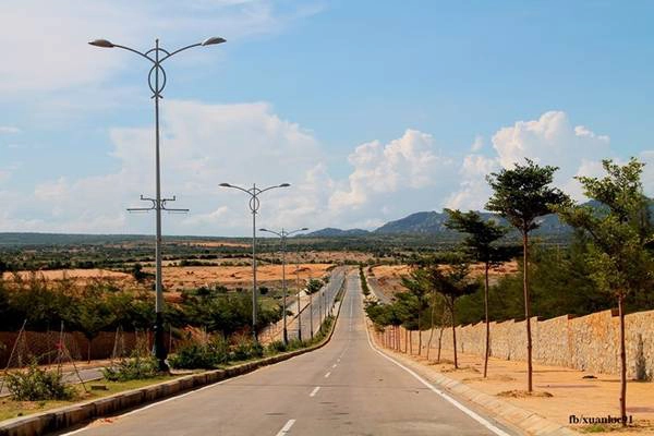 Mũi Dinh nằm cách trung tâm thành phố Phan Rang - Tháp Chàm khoảng 30 km theo hướng nam. Trên đường đi, bạn sẽ được ngắm vẻ đẹp hoang sơ, mộc mạc của vùng đất không chỉ có nắng và gió. Mũi Dinh nằm cách trung tâm thành phố Phan Rang - Tháp Chàm khoảng 30 km theo hướng nam. Trên đường đi, bạn sẽ được ngắm vẻ đẹp hoang sơ, mộc mạc của vùng đất không chỉ có nắng và gió.