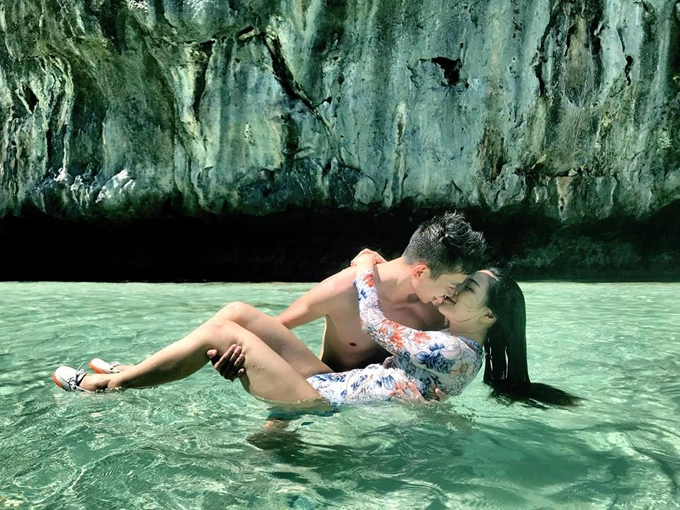 Hai vợ chồng cũng rất yêu thích cảnh biển nên mùa hè là dịp Huyền Thu và ông xã khám phá những khu du lịch biển đảo, tận hưởng nắng vàng biển xanh và thiên đường chỉ có hai người. Mỗi lần trở về, cô nàng đều dành thời gian để tư vấn cho mọi người về kinh nghiệm di chuyển, mua vé và nơi ăn chốn ở. Điểm đến mới nhất được hai vợ chồng khám phá ra là hòn đảo El Nino, thuộc Philippines, nằm ngay gần quần đảo Trường Sa của Việt Nam. Tuy chưa được nhiều người Việt quan tâm nhưng El Nino đã là một "điểm sáng" của nền du lịch Philippines, nổi tiếng với làn nước trong vắt, xanh như ngọc. Hai vợ chồng cũng rất yêu thích cảnh biển nên mùa hè là dịp Huyền Thu và ông xã khám phá những khu du lịch biển đảo, tận hưởng nắng vàng biển xanh và thiên đường chỉ có hai người. Mỗi lần trở về, cô nàng đều dành thời gian để tư vấn cho mọi người về kinh nghiệm di chuyển, mua vé và nơi ăn chốn ở. Điểm đến mới nhất được hai vợ chồng khám phá ra là hòn đảo El Nino, thuộc Philippines, nằm ngay gần quần đảo Trường Sa của Việt Nam. Tuy chưa được nhiều người Việt quan tâm nhưng El Nino đã là một "điểm sáng" của nền du lịch Philippines, nổi tiếng với làn nước trong vắt, xanh như ngọc.