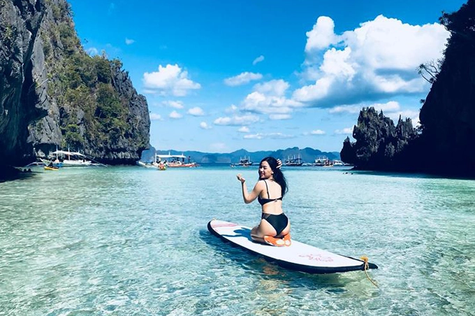 Huyền Thu chia sẻ: "El Nido thuộc tỉnh Palawan, Philippines. Đây là một nơi rất nên đi với những bạn nào thích bơi lội, thích vận động. Cảnh báo trước là tour này khá mệt vì di chuyển vất vả, nên bạn nào thích du lịch kiểu 'bánh bèo, nghỉ dưỡng thì không thật sự phù hợp đâu". Huyền Thu chia sẻ: "El Nido thuộc tỉnh Palawan, Philippines. Đây là một nơi rất nên đi với những bạn nào thích bơi lội, thích vận động. Cảnh báo trước là tour này khá mệt vì di chuyển vất vả, nên bạn nào thích du lịch kiểu 'bánh bèo, nghỉ dưỡng thì không thật sự phù hợp đâu".
