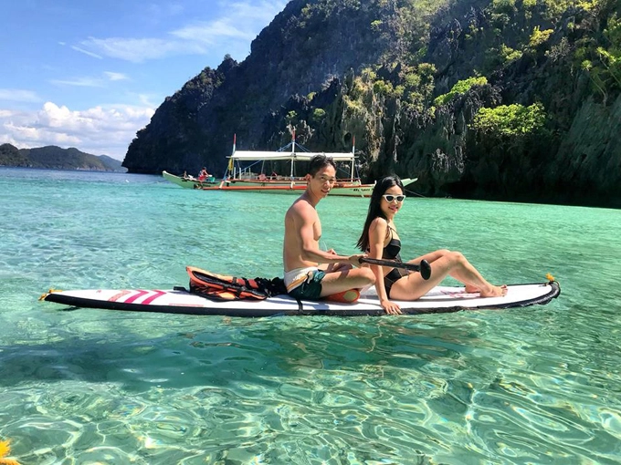 Khi đến sân bay Manila, trong lúc chờ chuyến bay đi Puerto Princesa, bạn có thể qua Resort World đối diện sân bay chơi, đi bộ khoảng 1,5km và có đường thông với sân bay. Ngoài ra, bạn cũng có thể bay thẳng từ Manila - El Nido với hãng AirSwift, thuê máy bay riêng là 30 triệu đồng còn mua vé cá nhân thì khoảng 3 triệu đồng/người/chiều. Tuy nhiên, Huyền Thu cảnh báo rằng, sân bay Manila có điều kiện không tốt, được mệnh danh là sân bay tệ nhất thế giới. Biển báo điện tử rất ít. Quy hoạch đường ra vào sân bay kém và thường xuyên diễn ra cảnh tắc đường. Hành khách và phải đứng xếp hàng dài mới vào được sân bay nên các bạn nhớ căn dư thời gian để check-in. Ngay khi xuống sân bay Manila, bạn sẽ được phát sim miễn phí, gồm 300Mb 4G, nhưng không dùng gọi điện được, chỉ vào mạng nên bạn cần nạp thêm tiền. Khi đến sân bay Manila, trong lúc chờ chuyến bay đi Puerto Princesa, bạn có thể qua Resort World đối diện sân bay chơi, đi bộ khoảng 1,5km và có đường thông với sân bay. Ngoài ra, bạn cũng có thể bay thẳng từ Manila - El Nido với hãng AirSwift, thuê máy bay riêng là 30 triệu đồng còn mua vé cá nhân thì khoảng 3 triệu đồng/người/chiều. Tuy nhiên, Huyền Thu cảnh báo rằng, sân bay Manila có điều kiện không tốt, được mệnh danh là sân bay tệ nhất thế giới. Biển báo điện tử rất ít. Quy hoạch đường ra vào sân bay kém và thường xuyên diễn ra cảnh tắc đường. Hành khách và phải đứng xếp hàng dài mới vào được sân bay nên các bạn nhớ căn dư thời gian để check-in. Ngay khi xuống sân bay Manila, bạn sẽ được phát sim miễn phí, gồm 300Mb 4G, nhưng không dùng gọi điện được, chỉ vào mạng nên bạn cần nạp thêm tiền.