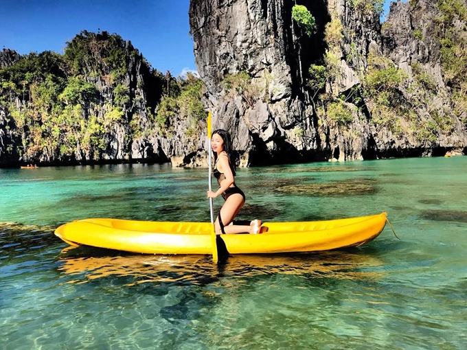 Để tham gia các hoạt động vui chơi, du khách đến đây thường mua các tour được thiết kế sẵn. Khu El Nido town có rất nhiều cửa hàng, đại lý du lịch, nơi bạn có thể tìm thấy các thông tin hữu ích. Nhìn chung, du khách có thể chọn 4 tour, đặt tên A, B, C, D. Đoàn của Huyền Thu chọn đi tour A và D nhưng theo nhiều người, tour C là đẹp nhất và cũng đắt nhất. Giá tour dao động 1.200-1.400 peso/pax (khoảng 600.000 đồng - 700.000 đồng/người). Để tham gia các hoạt động vui chơi, du khách đến đây thường mua các tour được thiết kế sẵn. Khu El Nido town có rất nhiều cửa hàng, đại lý du lịch, nơi bạn có thể tìm thấy các thông tin hữu ích. Nhìn chung, du khách có thể chọn 4 tour, đặt tên A, B, C, D. Đoàn của Huyền Thu chọn đi tour A và D nhưng theo nhiều người, tour C là đẹp nhất và cũng đắt nhất. Giá tour dao động 1.200-1.400 peso/pax (khoảng 600.000 đồng - 700.000 đồng/người).