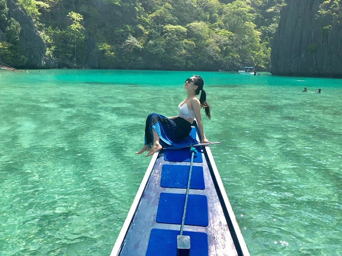 Trong đó, Huyền Thu và ông xã ấn tượng nhất với vẻ đẹp mỹ lệ của Big Lagoon. "Big Lagoon đẹp không từ nào tả xiết. Khi đi tour A, bạn nhớ yêu cầu được đến điểm này sớm và chơi lâu ở đây, thuê kayak 500 peso (khoảng 250.000 đồng) hoặc sup 800 peso (khoảng 400.000 đồng) để chèo vào sâu bên trong ngắm cảnh đẹp nhé. Điểm bắt đầu của Big Lagoon là một đoạn nước nông giữa 2 khe núi, trong vắt nhìn xuyên đáy. Điều mình thích nhất ở đoạn này là nước chỉ ngập từ ngang đầu gối đến ngang ngực, tha hồ làm đủ trò mà không sợ kể cả không biết bơi", Huyền Thu kể. Trong đó, Huyền Thu và ông xã ấn tượng nhất với vẻ đẹp mỹ lệ của Big Lagoon. "Big Lagoon đẹp không từ nào tả xiết. Khi đi tour A, bạn nhớ yêu cầu được đến điểm này sớm và chơi lâu ở đây, thuê kayak 500 peso (khoảng 250.000 đồng) hoặc sup 800 peso (khoảng 400.000 đồng) để chèo vào sâu bên trong ngắm cảnh đẹp nhé. Điểm bắt đầu của Big Lagoon là một đoạn nước nông giữa 2 khe núi, trong vắt nhìn xuyên đáy. Điều mình thích nhất ở đoạn này là nước chỉ ngập từ ngang đầu gối đến ngang ngực, tha hồ làm đủ trò mà không sợ kể cả không biết bơi", Huyền Thu kể.
