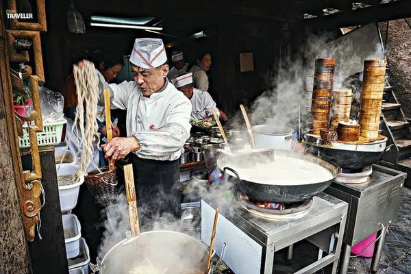 Đầu bếp nấu mì tại thành phố Thành Đô (Trung Quốc)