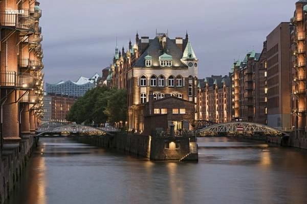 Du khách đến thành phố Hamburg (Đức) có thể ngắm kiến trúc cổ từ thuyền đi dọc theo con kênh