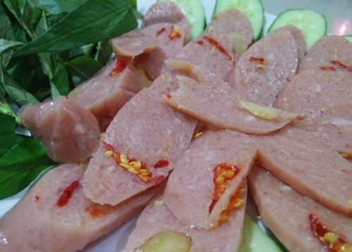 Nem Huế với vị chua, vừa béo lại vừa thơm cay. Ảnh: dulichhue. Nem Huế với vị chua, vừa béo lại vừa thơm cay. Ảnh: dulichhue.
