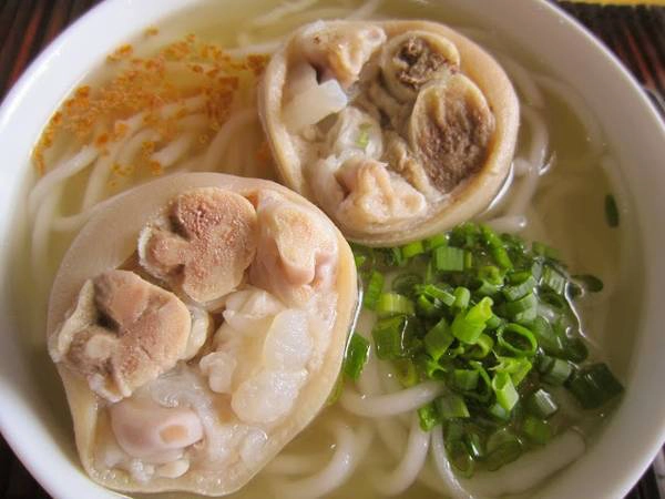 Tô bánh canh giò heo hấp dẫn.