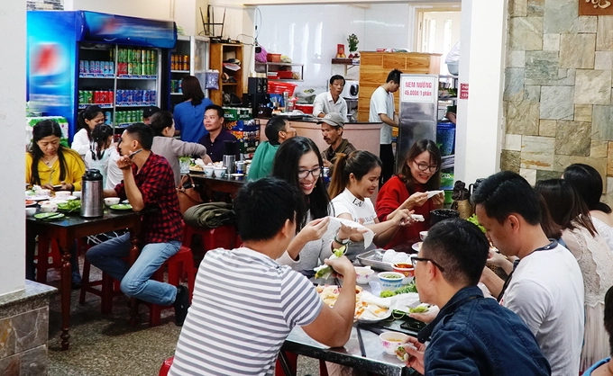 Với nhiều người sinh sống ở Đà Lạt, nem nướng không phải là món ăn quen thuộc. Món này sẽ được giới thiệu cho khách phương xa khi được hỏi thăm về những món ăn ngon ở thành phố.  Quán nem nướng nằm ở khu quy hoạch Hoàng Văn Thụ có không gian rộng rãi và sạch sẽ. Theo lời chủ, quán được mở từ những năm 2000. "Vì nhiều lý do mà quán được chuyển vào địa chỉ hiện tại thay vì ở ngoài mặt đường lớn như cách đây 8 năm", chủ quán cho biết.
