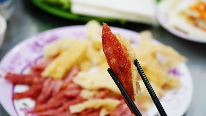 Quán phục vụ món duy nhất là nem nướng. Để làm nem, thịt của những con heo mới mổ sau khi đem về sẽ được sơ chế rồi xay nhuyễn. Không chia sẻ công thức kết hợp các loại gia vị, cháu của chủ quán nói: "Bí quyết để nem ngon hay không còn tuỳ thuộc vào lúc nướng".  Để miếng nem thơm ngon, đầu bếp dùng than hoa đã được quạt cho thật hồng. Thịt được vo viên, quấn quanh que tre rồi mới cho lên bếp than đỏ hồng. Khi tiếng xèo xèo dần lớn hơn, mỡ heo chảy xuống, mùi thơm toả ra ngào ngạt thì cũng là lúc nem chín.