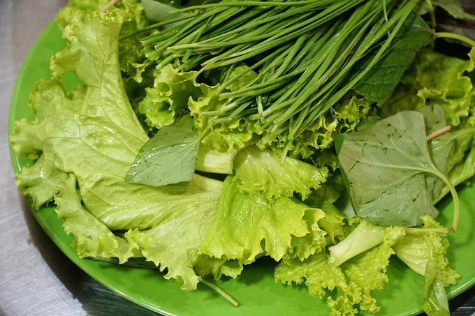 Đĩa rau sống được phục vụ kèm suất ăn giá 45.000 đồng, vừa cho 2 người ăn.