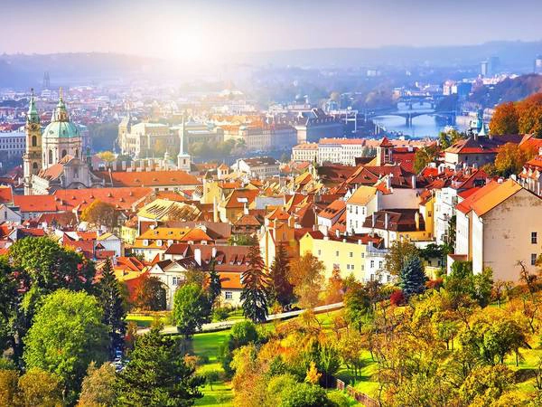 Praha, Cộng hòa Séc: Nên đặt phòng trước chuyến đi khoảng từ 2 - 5 tháng, bạn sẽ tiết kiệm được 33% tiền phòng khách sạn. Ảnh: Shutterstock / Ihor Pasternak Praha, Cộng hòa Séc: Nên đặt phòng trước chuyến đi khoảng từ 2 - 5 tháng, bạn sẽ tiết kiệm được 33% tiền phòng khách sạn. Ảnh: Shutterstock / Ihor Pasternak